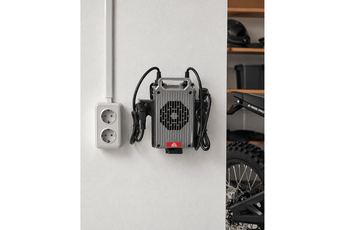 Wandhalter für Original E-Ride Pro Ladegerät | Passend für SE, SR, SS 2.0 & SS 3.0 | inkl. Kabelhalter